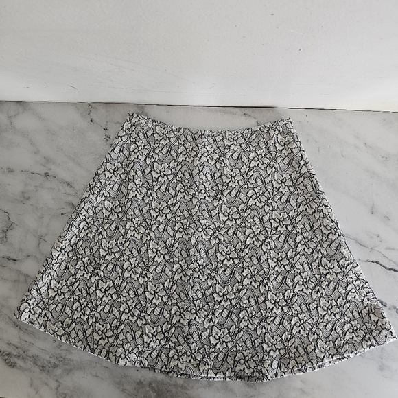 BCBGMAXZRIA Chic Black and White Floral Mini Skirt Small Preowned - Picture 3 of 6